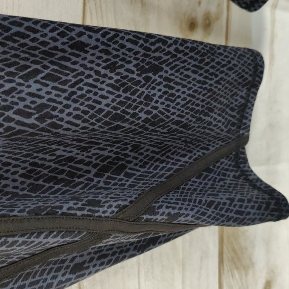 Livi Active Plus Size Cropped Leggings High Rise Wide Waist Black & Grey Design - Picture 7 of 11